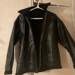 Skinn jacka med foder - Använd högst två gånger så i nyskick! Vet inte vilket märke då den är köpt second hand🤎 vet inte vilken storlek men passar allt från xs-m skulle jag säga beroende på hur man önskar att den ska sitta!