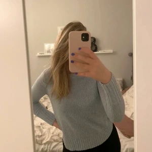 HM tröja  - Fin ljusblå/vit i storlek XS, men passar även mig som är S/M. Använt ett fåtal gånger och är i bra skick!💙