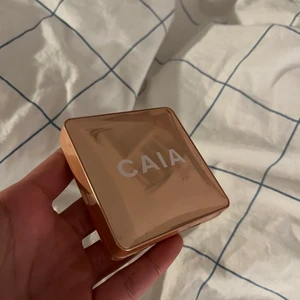 Caia highlighter - Oandvänd highlightet från caia i färgen saint tropez (ljusaste) säljes pga att jag har för många och jag ej behöver den! nypris 345kr mitt pris 190kr