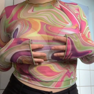 Mesh topp multicolored - Från Shein 🤪 Väldigt nice mesh topp med flera färger. Lång i ärmarna och har en liten polokrage. Passar S-L. 💚💜💗🧡