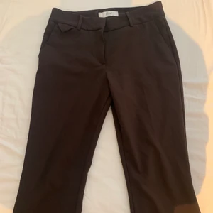 Mörkbruna byxor från FIVE - Köpt dom för 1200 kr, mörkbrun färg kanske inte syns på bra på bilden men kan skicka fler bilder, storlek 40 midwaist, helt felfria och passar långa. Fraktas hem till dig. Betala via Swish! Använt dom få antal gånger men dom är för stora på mig nu!