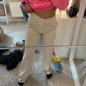  Beige kostymbyxor  - Beige kostymbyxor ifrån Pull and beer jätte sköna men köpte ett par andra istället och ångerrätten har gått ut. 
