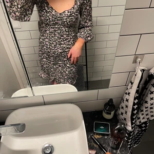 Klänning  - Säljer denna sååå fina klänningen från Nelly. Aldrig använd med prislappar kvar! Sitter som en dröm 