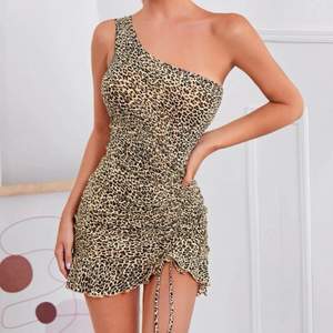 Fin off shoulder leopard klänning i strl XS. Klänningen är endast testat och kommer inte till användning! skriv privat för fler bilder/frågor 🤍