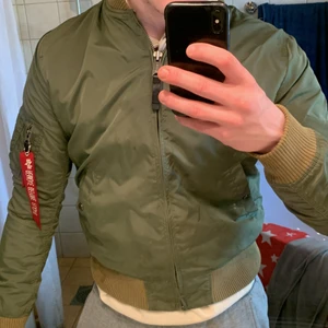 Alpha Industries Jacka strl L - Alpha Industries Jacka Storlek L, Den passar helt okej på mig tycker väl att den kan va lite tight i rygg och armar men om du är en storlek M så borde den passa fint. Jackans condition 7/10, finns små skönhetsfel tillexmepl någon fläck på framsidan (bild 3) men annars finns det inga hål eller revor.