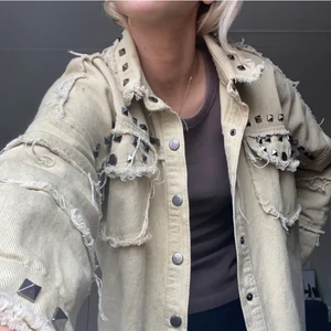 Vårjacka - Säljer denna super coola beiga vårjackan med nitar💕💕 köpte den på Zaful för några år sedan🥰 passar perfekt nu till våren