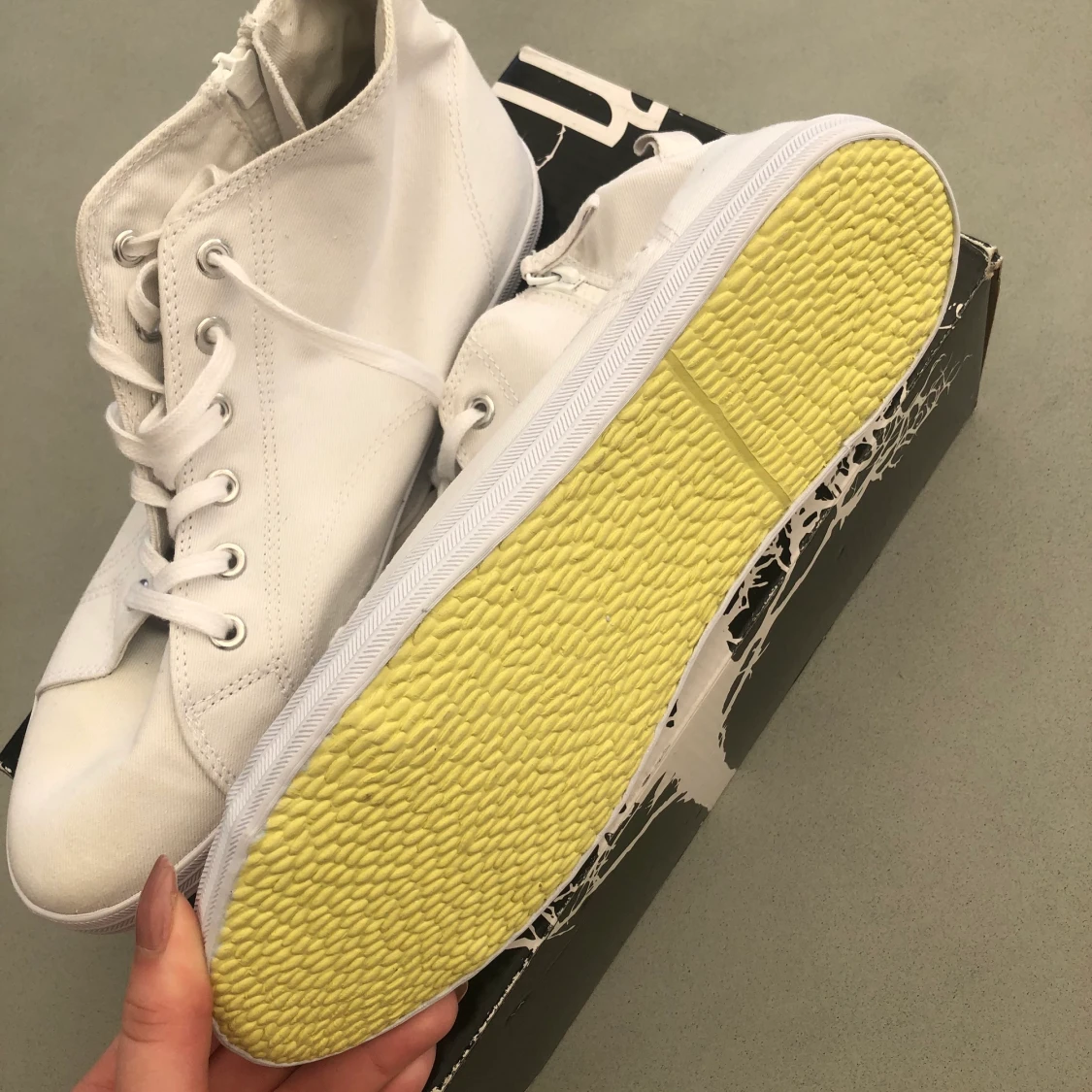 Oanvända vita tygskor storlek 41 - 90