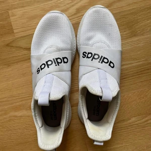 Adidas skor  - Säljer mina adidas skor som är inköpta för lite mer än en månad sedan, använd bara fåtal gånger så dom är i väldigt bra skick . Storlek 39, säljer dom för 300 ordinarie pris är 699:- 🌸