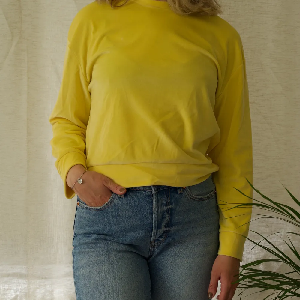 En långärmad mjuk tröja från Zara, snygg till våren med en liten färgklick ✨🤩. Tröjor & Koftor.