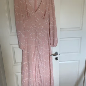 Bianca långklänning från Nelly - En fin fin sommarklänning från Nelly.se (Bianca). Använd endast 1 gång, storlek 36! 