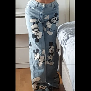 Musse Pigg jeans, strl 36 - Säljer dessa jättesöta jeans då de inte kommer till användning. Köpta från bershka för ca 550kr. Är väldigt långa i modellen, jag är 170cm. 