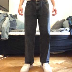 Lätt använda jeans från weekday. Storlek 31/30. Passformen är för dig som gillar pösiga brallor! 