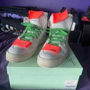 Off-White Off court 3.0 - Off-white off court 3.0 size: 45 men passar 46 cond: 6/10 (blev beaters ett tag o användes på en festival men inte omöjliga att tvätta) (retail 5500kr)