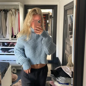 stickad tröja  - stickad tröja ifrån zara med polokrage. fint skick, aldrig använd. storlek: s