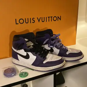 Nike Air Jordans 1 Court Purple, Storlek 43, Köpt på stock X, Box inkluderad! Saknar ett svart snöre men har två lila! ✅ Skick 7/10