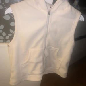 Puffig väst  - Köpt inne på second hand, använd ett fåtal gånger pga inte min stil.
