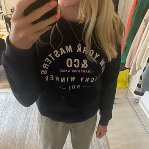 Collegetröja  - skön och snygg collegetröja från Gina tricot😁🙌🏼är lite liten i passformen med en så snygg mörkblå färg💙