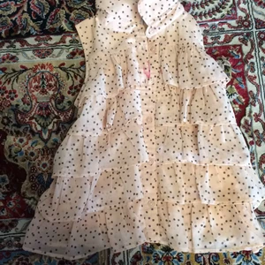 Rosa och prickig sjorta för tjejer  - Detta är en rosa och prickig sjorta för tjejer till 7-8 år typ. Den kostar 10kr för den har en liten mörk rosa fläk på framsidan. Fläcken går inte att tväta bort tyvär. 