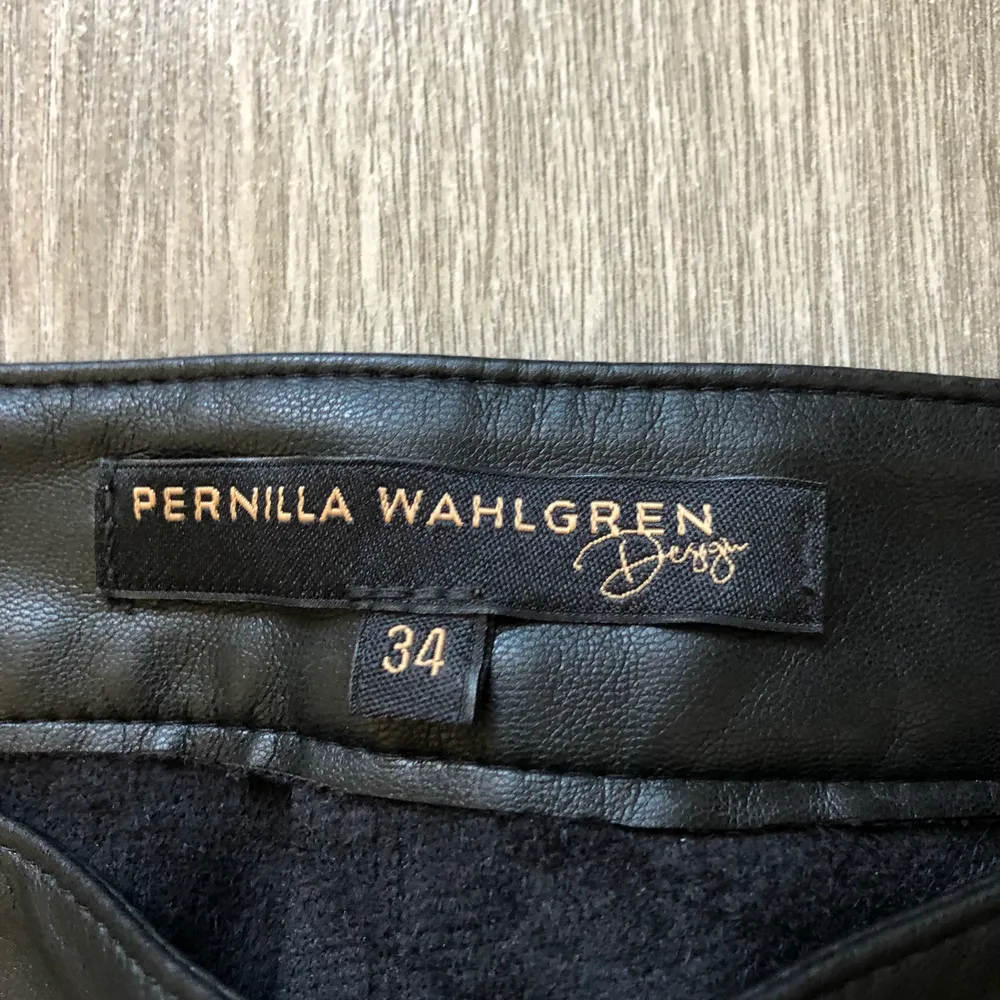Jätte snygga skinn byxor köpta ifrån Pernilla Wahlgren design! Aldrig kommit till användning då dem är lite små för mig! Storlek 34💕 Kan gå ner i pris vid snabb affär . Jeans & Byxor.