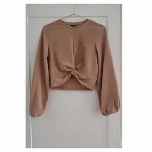 Crop top i beige/brun från monki 