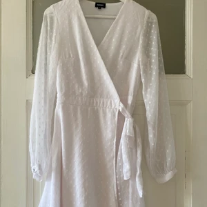 Vit klänning  - Säljer min vita klänning från Bubbelroom som inte längre finns kvar på hemsidan. Passar perfekt till både student, skolavslutning och andra tillfällen. Den är använd 1 gång och därför i väldigt bra skick. Runt midjan finns ett justerbart band där man kan välja om man vill ha den tajt eller lite lösare. Storlek 34 men passar även en 36💗 Nypris 699 kr. 