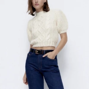 Stickad tröja  - Jätte söt tröja från zara med lite kortare ärmar (aldrig använd) väldigt liten i storleken den är storlek L men skulle säga mer som S💕