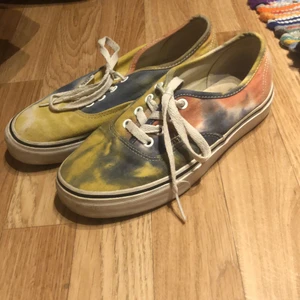 Vans skor tie dye storlek 37. - Ett par skor som jag inte använder längre i storlek 37. Lite slitna men fortfarande i bra skick och fina färger. Ett par skor som är svala att ha på våren eller sommaren. Skicka privat om du är intressant så skickar jag adress.