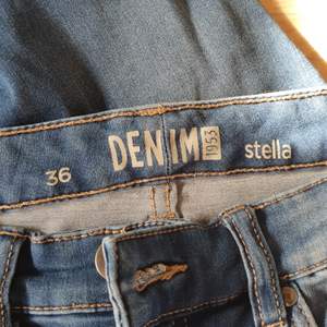 Skinny jeans, mörk blåa. Passar även folk med längre ben. Använda ett antal gånger. Jeansen är i väldigt bra skick.            Hyfsat stretchiga! (Köparen sgår för frakten, buda från 110:-)                                                                                                   Ord.pris 340 kr