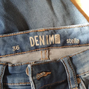  DENIM 1953 stella skinny jeans - Skinny jeans, mörk blåa. Passar även folk med längre ben. Använda ett antal gånger. Jeansen är i väldigt bra skick.            Hyfsat stretchiga! (Köparen sgår för frakten, buda från 110:-)                                                                                                   Ord.pris 340 kr