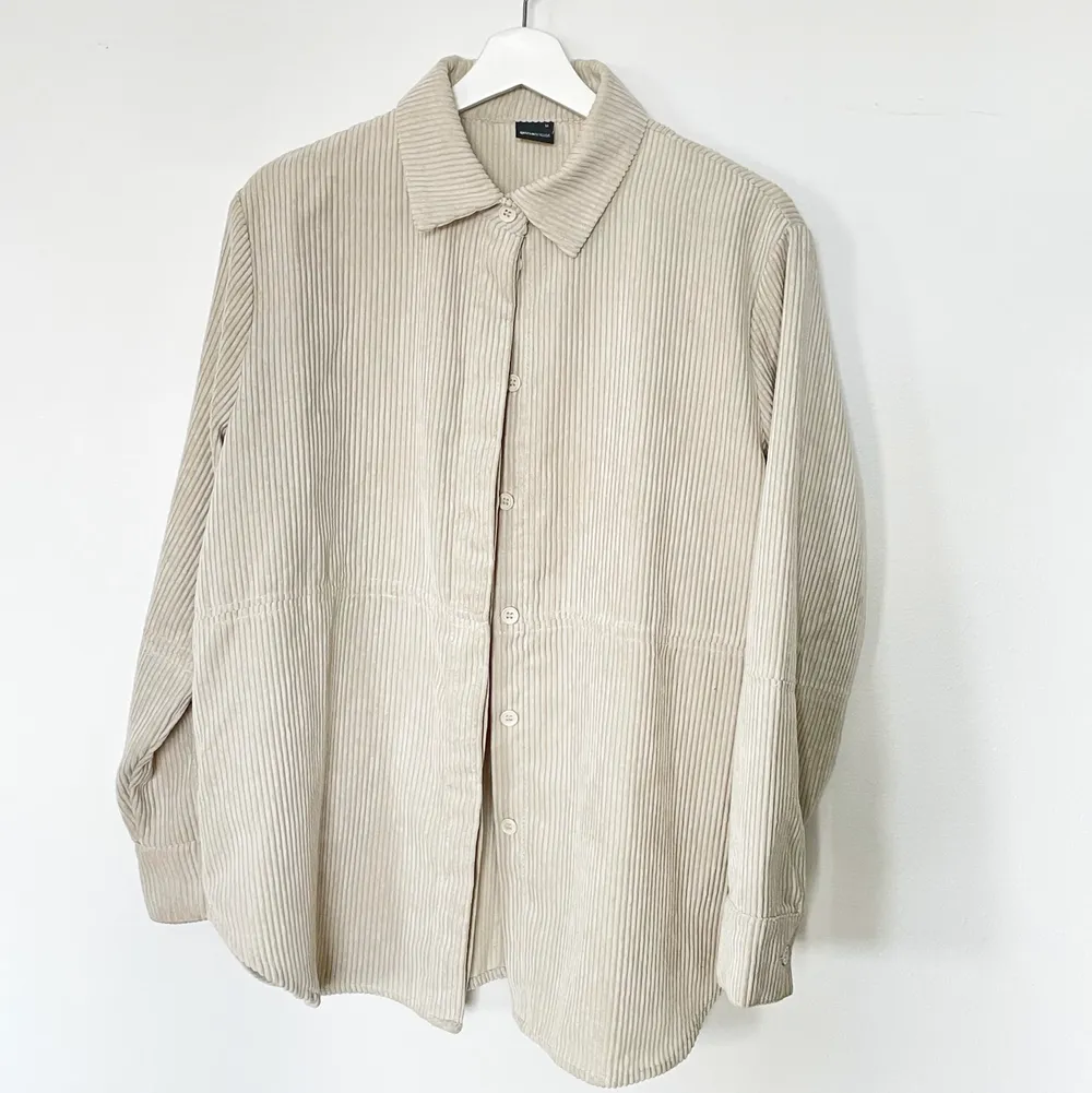 Manchester overshirt/ skjortjacka från Ginatricot. Använt fåtal gånger men i nyskick, enkelt att styla och dra över linnen/ tröjor.. Skjortor.