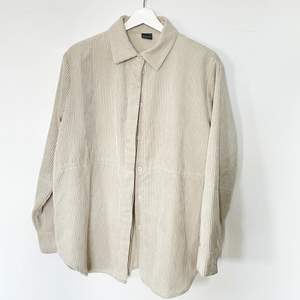 Manchester overshirt/ skjortjacka från Ginatricot. Använt fåtal gånger men i nyskick, enkelt att styla och dra över linnen/ tröjor.