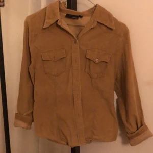 Brun manchesterskjorta från Hennes (H&M) - 38 men liten i storleken. Köpt second hand.