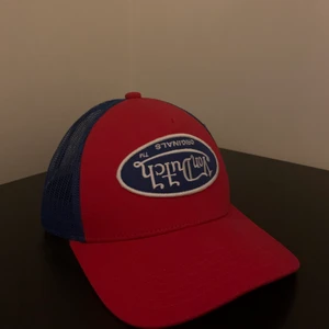 Keps Von Dutch - Säljer nu min Von Dutch keps, använd 3 gånger men är i välldigt fint skick. Skriv för mer bilder eller nån fråga 😊 kan gå med i pris vid snabb affär 😊