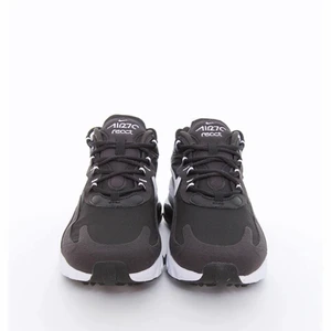 Nike skor  - Säljer de här snygga Nike 270 react som jag har haft på mig ett par gånger men ser fortfarande nya ut. Kan skicka fler bilder! :) (köpta för 1100kr, säljer för 500kr) köparen står för frakten.