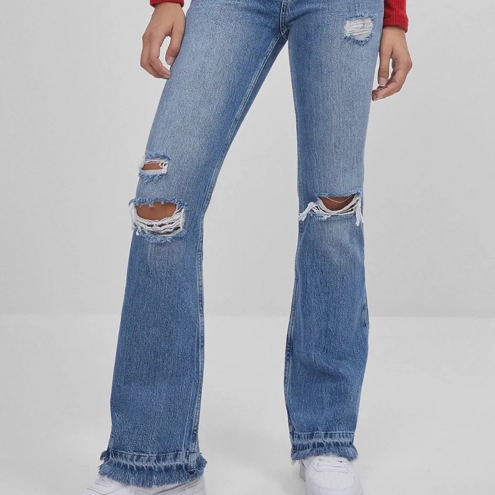 Högmidjade slitna jeans i nästan nyskick. Har endast använt fåtal gånger.. Jeans & Byxor.