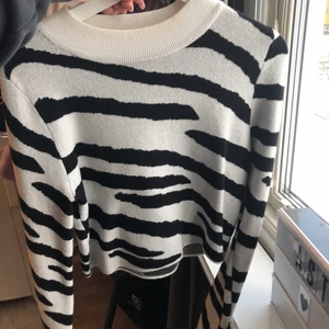 Zebra stickad tröja - Skitsnygg tröja i storlek M 😍💕 För fler frågor, skriv till mig privat !köparen står alltid för frakten💕!!