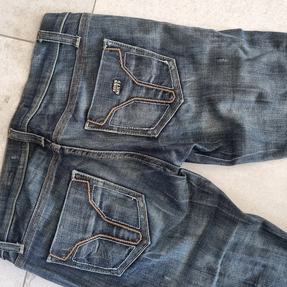 2000-talet! Skitsnygga jeans, låg midja, slim fit, snygg tvätt. Kanon skick. Varsågod. . Jeans & Byxor.