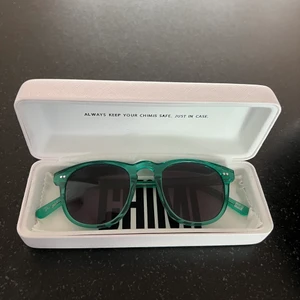 Solglasögon Chimi - Jag säljer nu mina skit snygga chimi solglasögon i någon blågrån färg, skitsnygga och passar nu till sommaren som accessoar också om det inte alltid är soligt💗 Använt ungefär 4 gånger så som nya💗 Självklart får man med fodralet och påsen till💗 Hör av er vid frågor så svarar jag så fort jag kan💗  Nypris 1200kr men säljer mina för 800kr💗