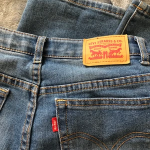 Levis jeans - Levis jeans!! Storlek: 32 (egentligen 170cm) och de är ganska stretchiga och väldigt sköna att ha på sig. Längden är 165cm ungefär 💕🙌🏻  Nypriset är 750kr och jag säljer för 200kr plus frakten 66kr💕