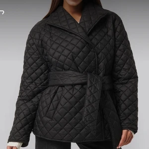 Quiltad jacka - En vårjacka på ingång🧥. Quiltad svart jacka med knytning vid midjan. Fräsch, tidlös & stilig, vad mer kan man begära? Nypris : 600kr (slutsåld). Storlek 36