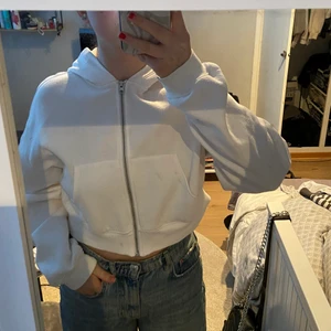 Croppad vit zip hoodie  - Säljer en croppad vit zip hoodie från hm, i storlek M. Använd några gånger men den har inga slitningar eller fläckar. Köpt i somras. Skirv privat för fler bilder och info. 