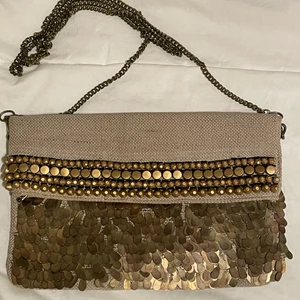 En fin trendig väska!🔥 - En fin underbar väska, ifrån kapphal. Inget fel med skick. Färgen är lite lite borta men det ser fint ut. Om det ska fraktas betalar ni frakt beroende på vart du bor! ❤️ billigt pris jämfort med ord pris.