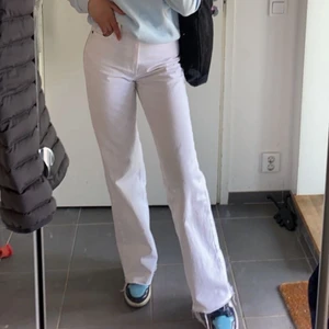 Vita jeans - Intresse koll på dessa jeans ifrån zara. Rätt säker på att dom är slutsålda. Buda i dm 