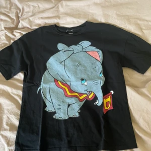 Tröja från Zara - tröja från Zara med dumbo som motiv i storlek M🤍 frakt ingår inte i priset