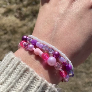 Somriga pärlarmband med gratis frakt🌻 - Några olika armband som jag har gjort själv!🌻Passar så bra till det mesta. Tråden är elastisk och passar därför alla. Hör av dig om du har mer frågor. Den vita: 1 för 35 kr, 2 för 60 kr. De två andra: 1 för 40 kr, 2 för 70 kr. Allihop för 95 kr!⚡️FRAKTEN ÄR GRATIS!⚡️