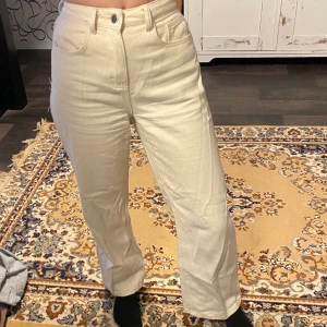 Beiga baggy jeans - Knappt använda. Sitter bra i både midja och längd. (Jag är 162cm). Frakt 62kr