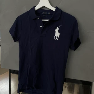 Ralph Lauren - Säljer min piké tröja som är använd en gång. Är som ny och den är i storlek S. Skick 10/10 Köparen står för frakten 🤍