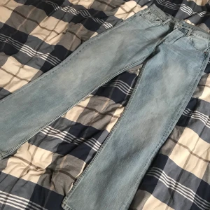 LEVI’S lågmidjade - Lågmidjade vintage byxor från levi’s helt oanvända, org. pris 1,500kr Mitt pris: 600 Inga skador alls. Skriv för mer info💓