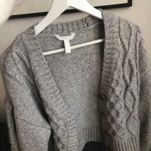 Stickad kofta  - Jättefin stickad kofta från Hm, använd en gång! Den har jättefin detaljer på ärmarna och skulle vara superfin nu till våren. Säljer för att jag inte använder den tillräckligt<3 köpt för 200 och säljer för 70kr! Storlek M 🤍
