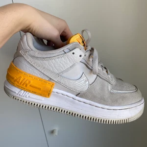 NIKE AF1 SHADOW - Väl använda nikes men som har hållit väldigt bra, lite smuts som går att putsa av. För övrigt väldigt sköna! (Nypris ~1500)